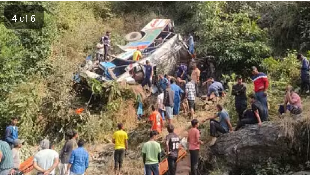 Almora Bus Accident: अल्मोडा के मरचूला में बस हादसे में 36 जिंदगी हो गई खत्म, चारों तरफ बिखरे शवों को देख काँपे लोग, हादसा से दहला सबका दिल, देखें तस्वीरें