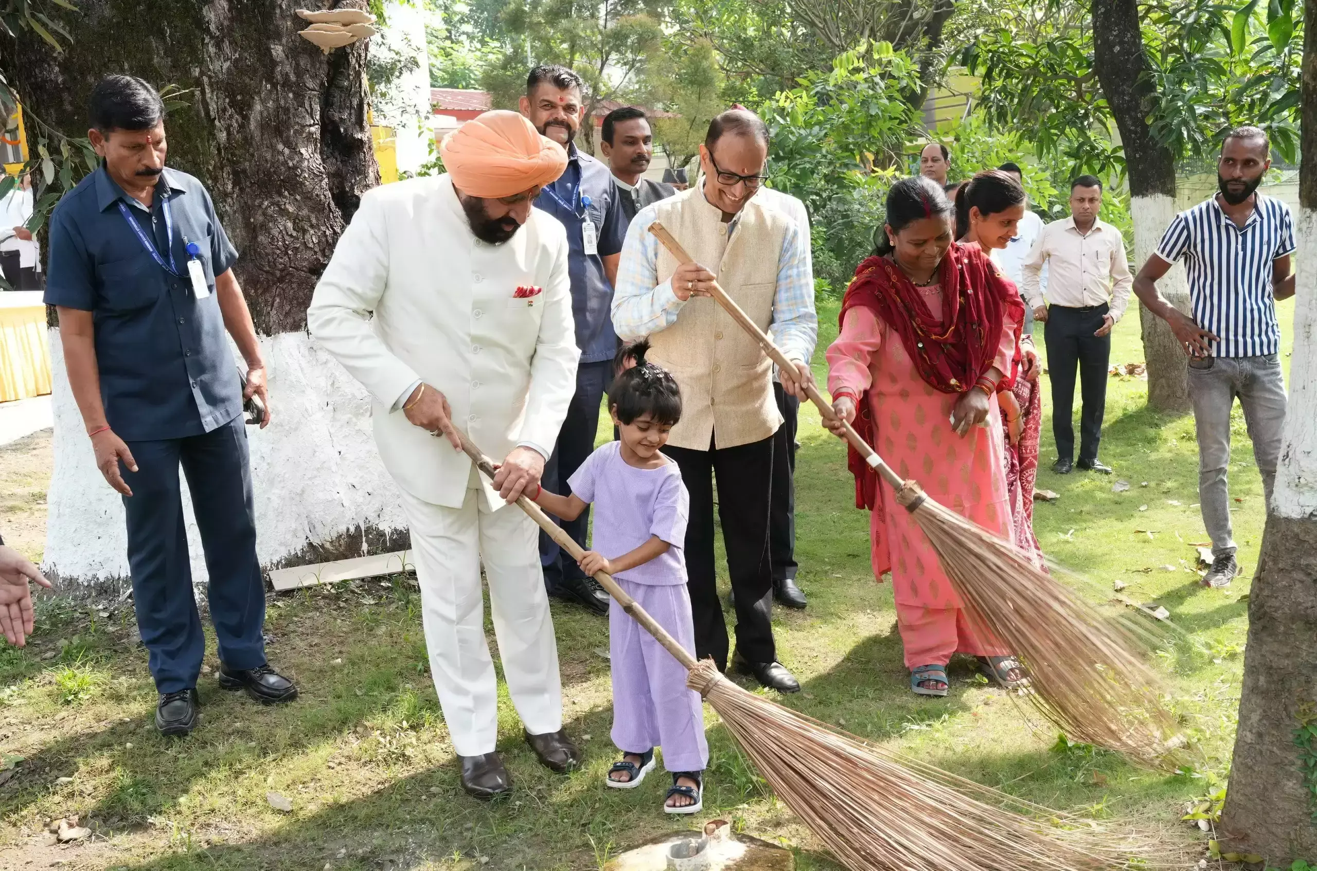 ‘स्वच्छता केवल कार्य नहीं, जीवनशैली है’: राज्यपाल ने राजभवन परिसर की सफाई कर अधिकारियों को किया प्रेरित
