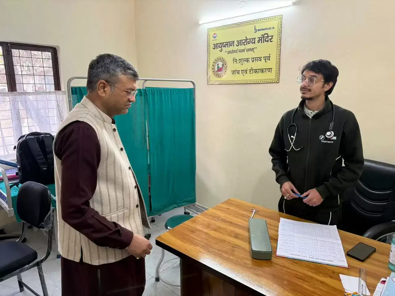 ब्लड प्रेशर से लेकर टीकाकरण तक सब निःशुल्क; देहरादून महापौर ने नगर निगम परिसर स्थित डिस्पेंसरी का किया निरीक्षण