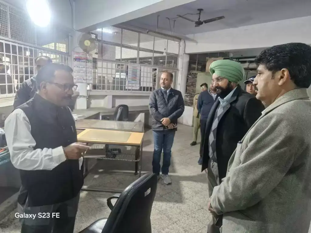 बाहरी व्यक्तियों की एंट्री पर रोक: जनता के काम में देरी और दलाली रोकने के लिए जिला प्रशासन सख्त