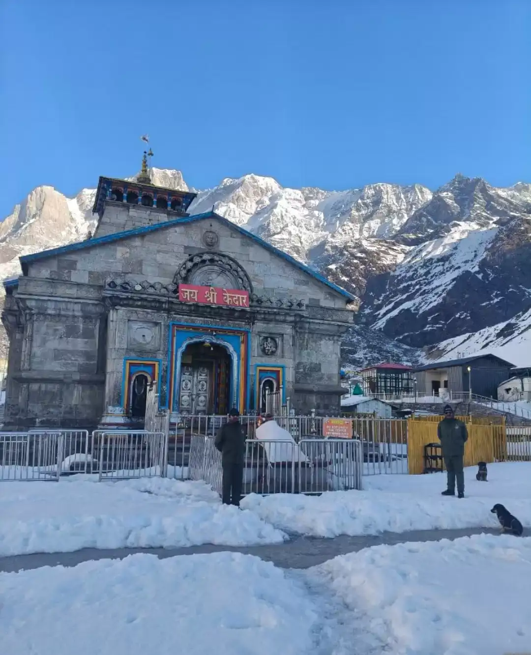 ओंकारेश्वर मंदिर में गूँजे महादेव के जयकारे: महाशिवरात्रि पर हुई कपाट खुलने की घोषणा, पुष्पों से महक उठा शीतकालीन गद्दीस्थल