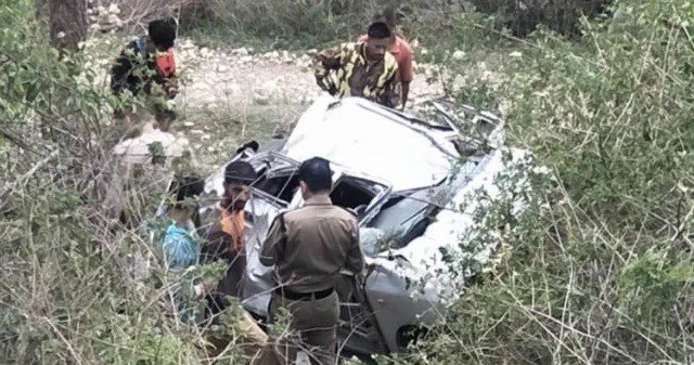 खाई में गिरी कार,चालक की मौत